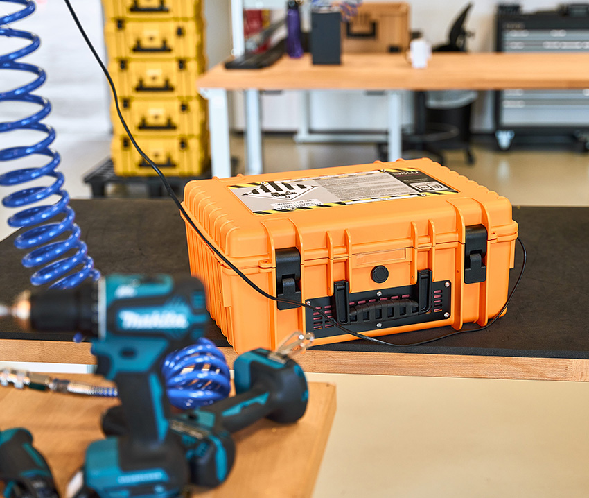 Fitting of the orange battery compartment.